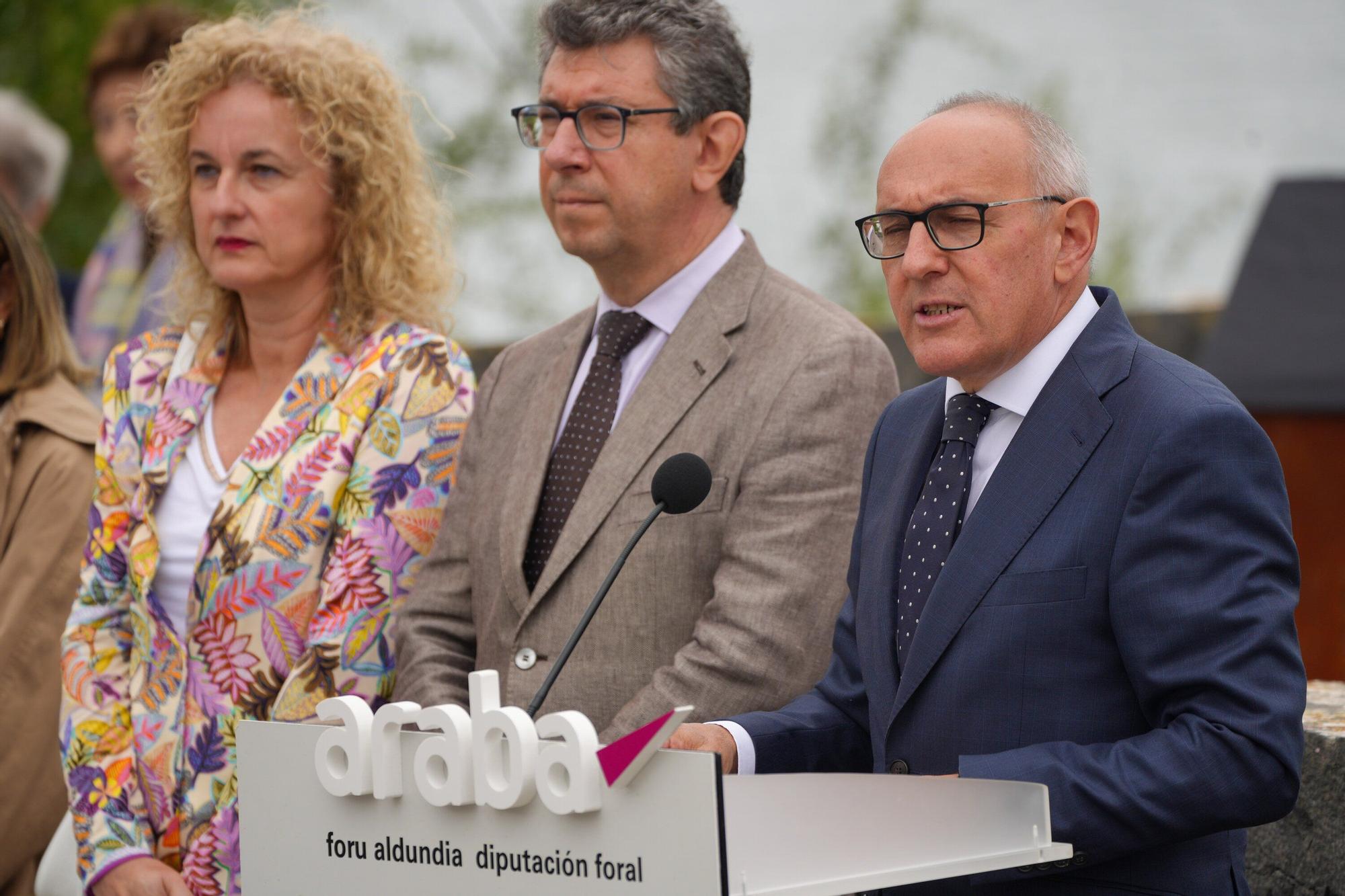 En imágenes: Homenaje a los pueblos desaparecidos por el embalse de Ullíbarri-Gamboa