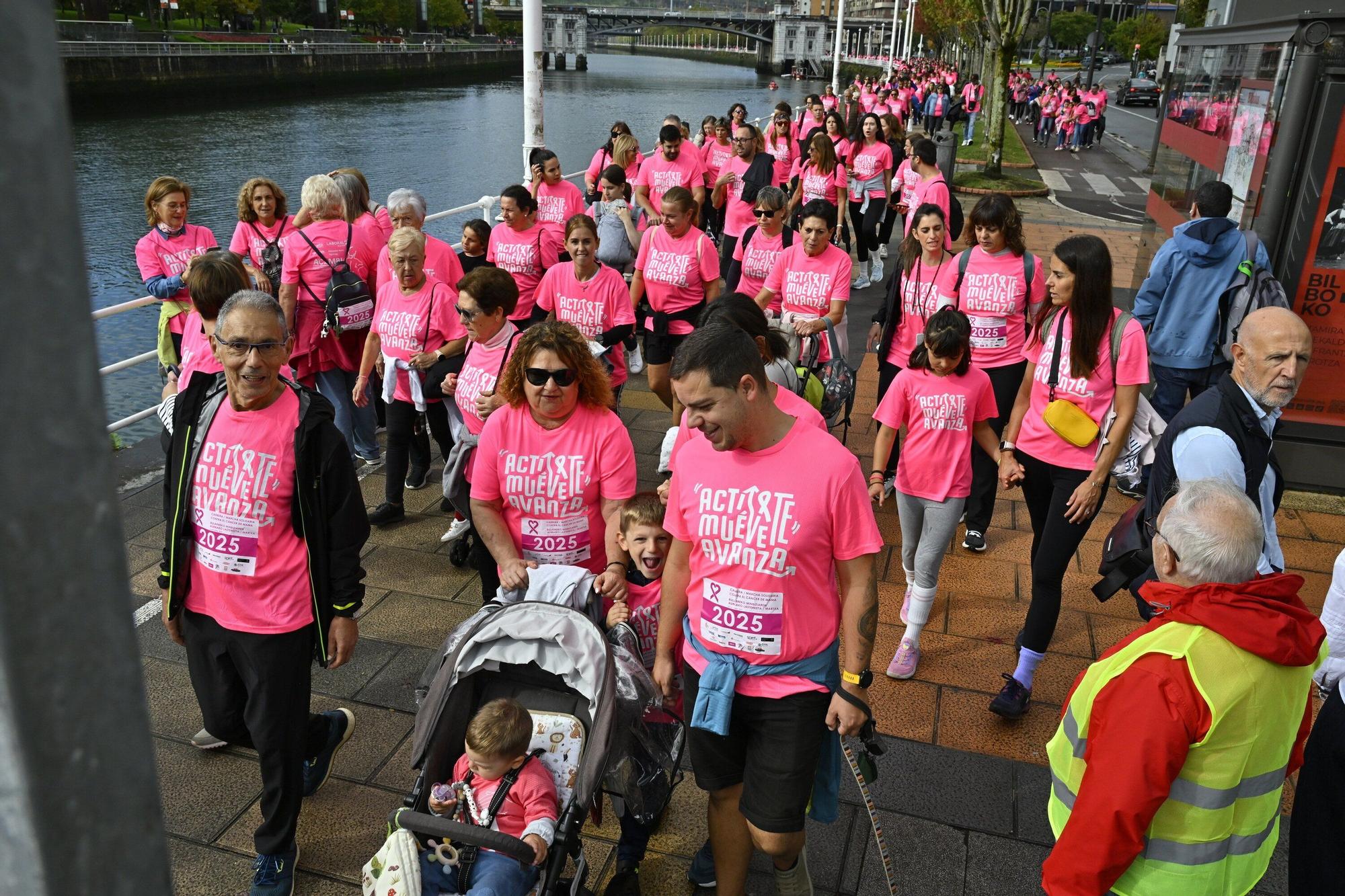 En imágenes: los paraguas tiñen la marea rosa de Bilbao