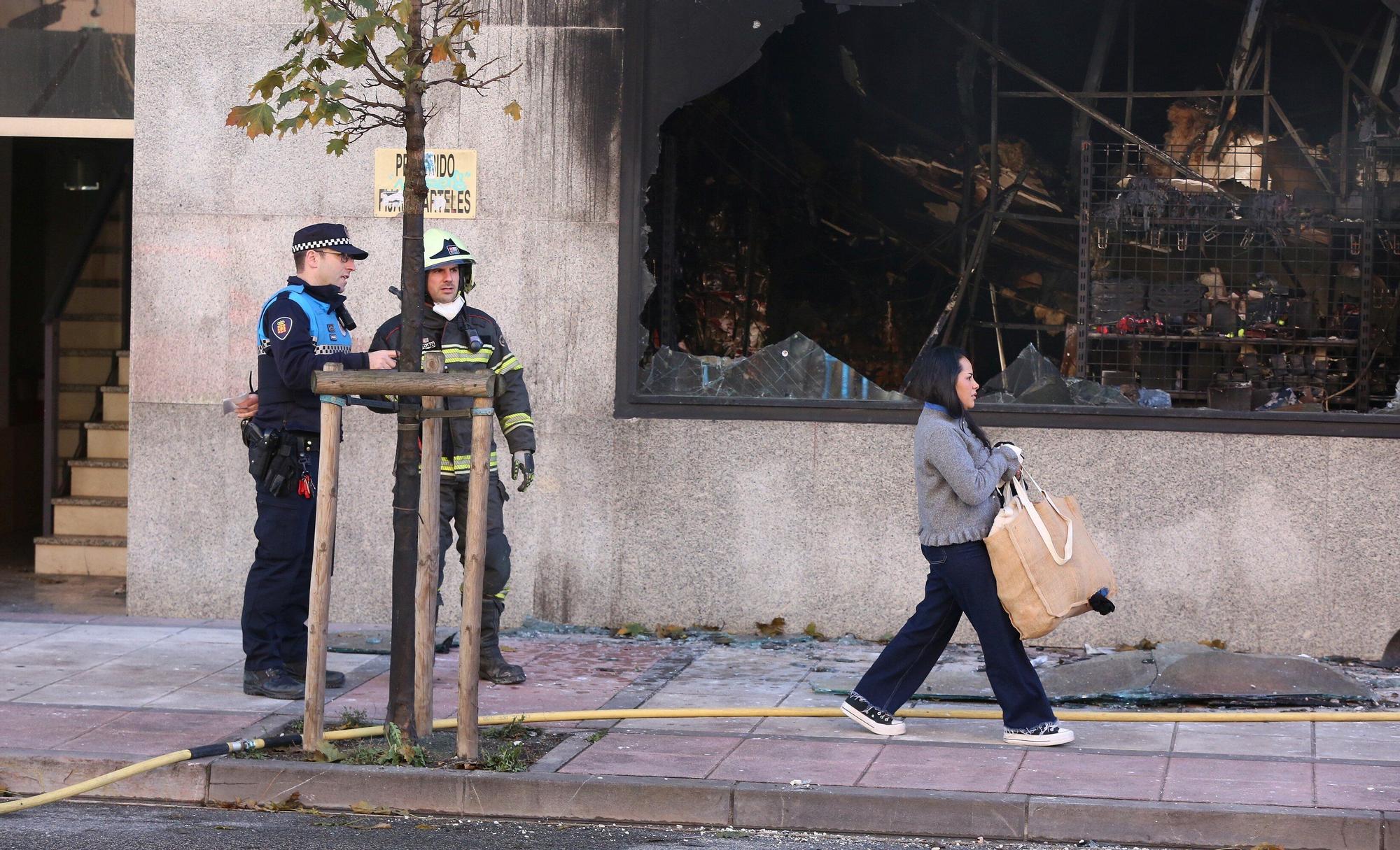 El alcalde de Pamplona visita la zona afectada por el incendio en la Rochapea