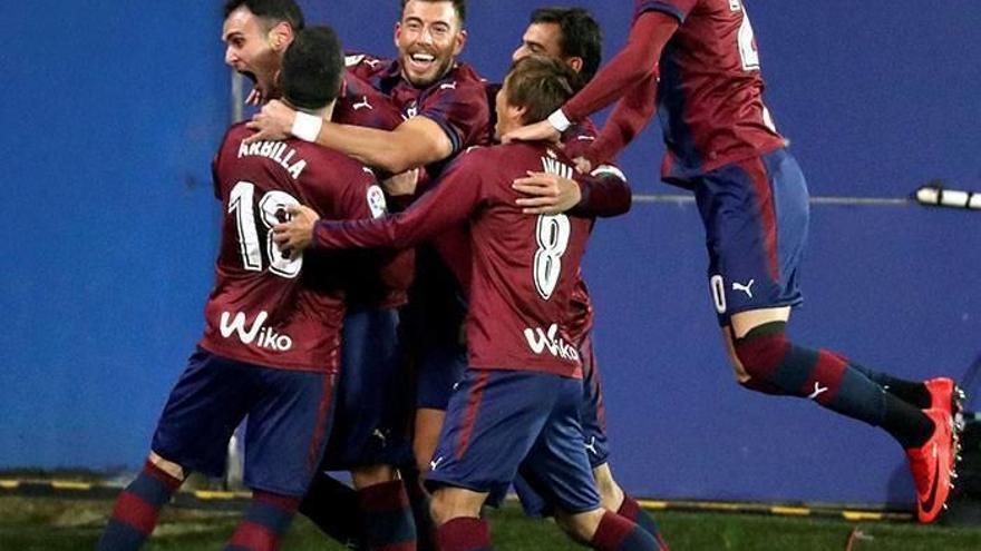 Kike García celebra con sus compañeros el primer gol del Eibar. Fot: Efe