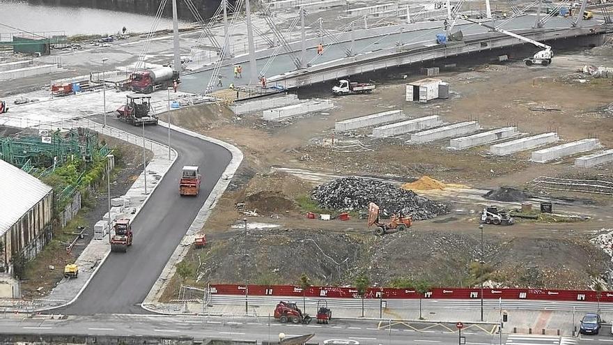 Concluido el asfaltado del puente Gehry antes de su apertura peatonal