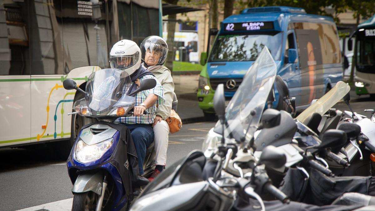 En los últimos años ha aumentado significativamente el número de mujeres motoristas, aunque siguen siendo menos que ellos.