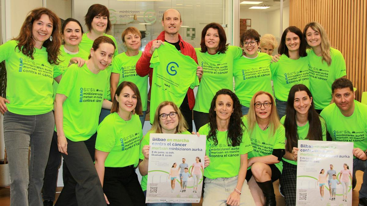 Equipo de la Asociación Contra el Cáncer en Bizkaia preparado para la marcha solidaria.