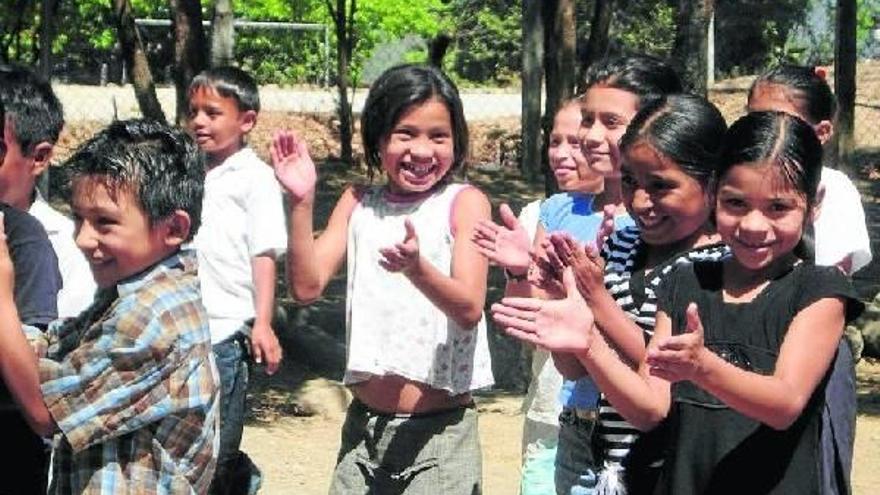 Niños y niñas del barrio El Barrial de la comunidad Segundo Montes de El Salvador