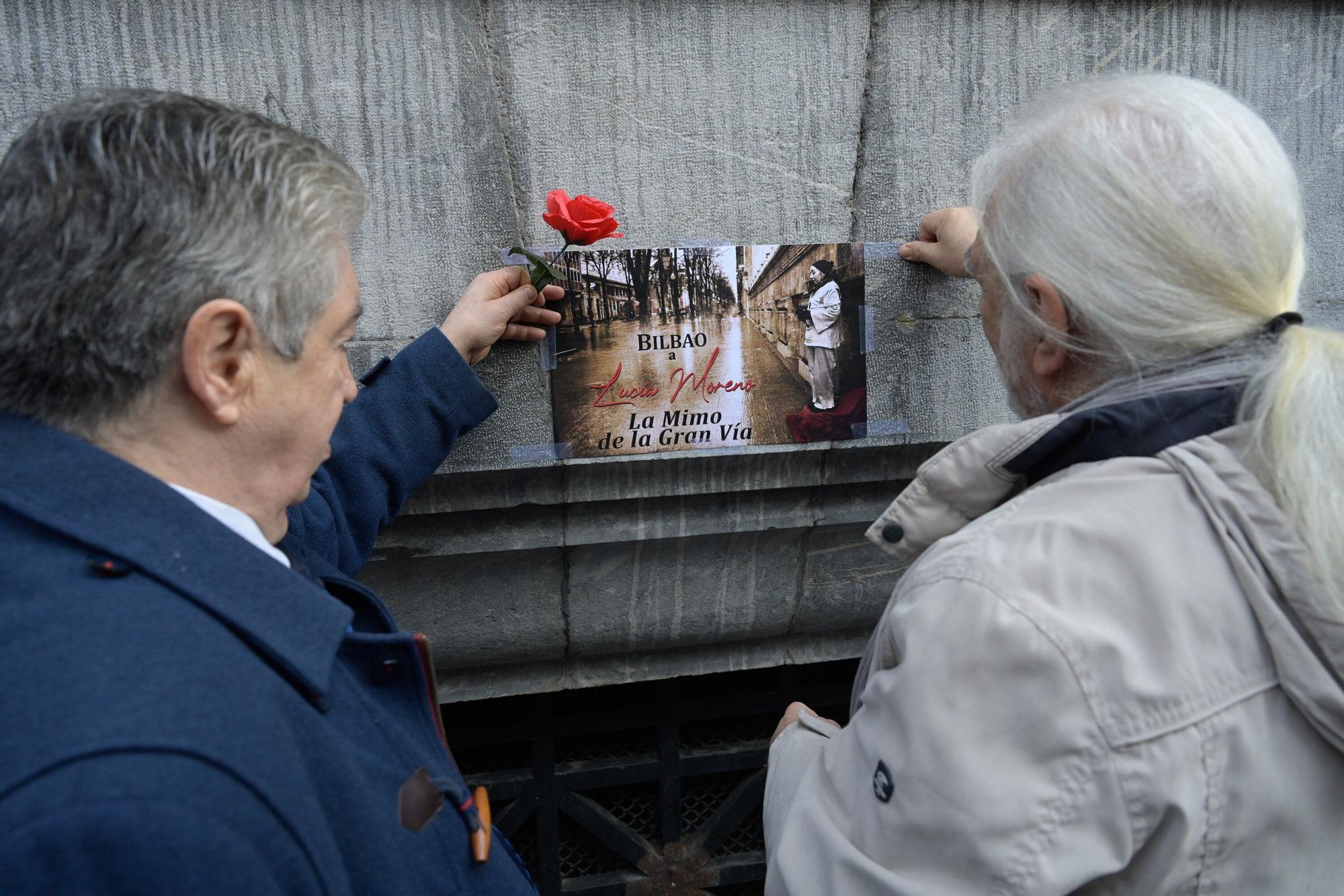 En imágenes: Rosas y poesía para Lucía, la mimo de la Gran Vía de Bilbao