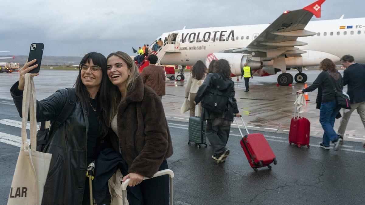 Dos viajeras, ayer antes de embarcar en Vitoria-Gasteiz.