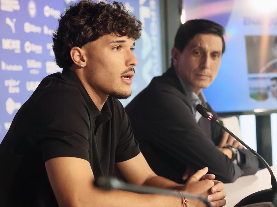 Youssef Enríquez, junto a Sergio Fernández durante su presentación como futbolista albiazul.