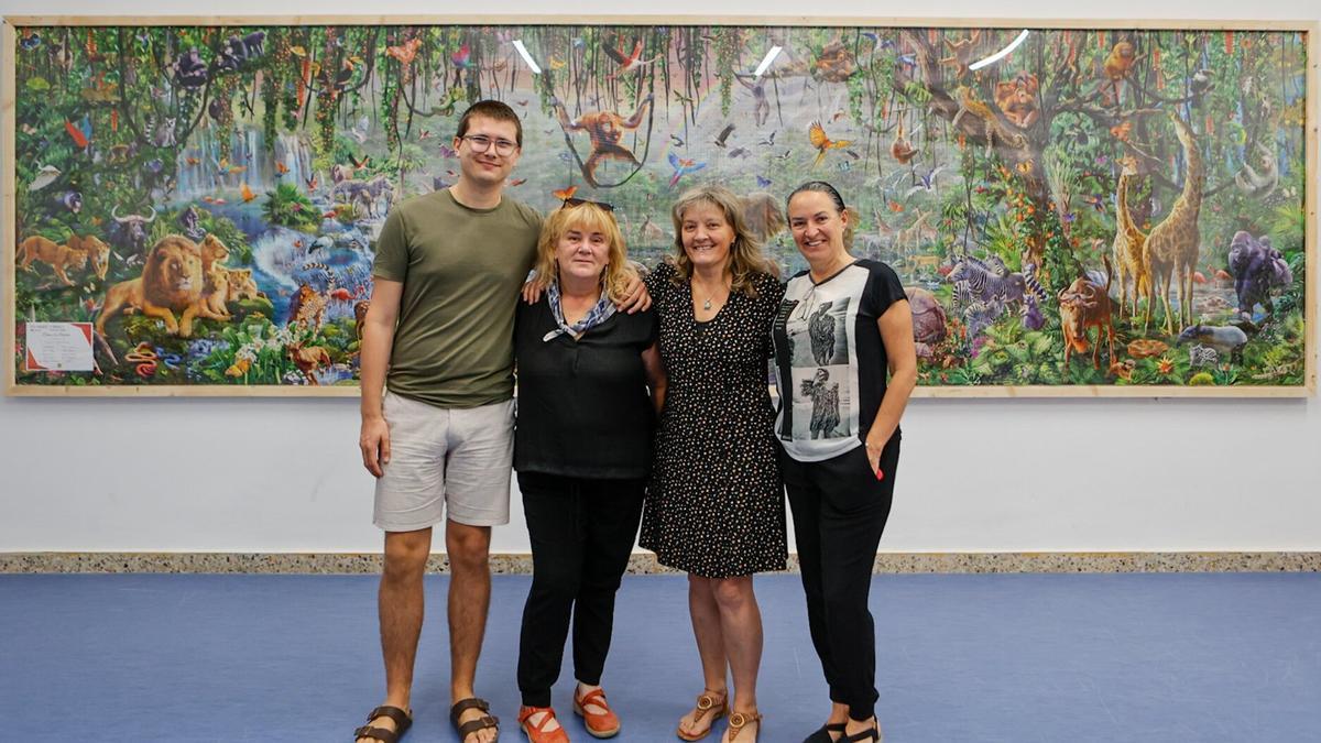 De izquierda a derecha, Martín Vergara, técnico municipal, Laura Aznar, concejala de Cultura, Isa Etxeberria, concejala de Participación, y Laura Madera, la promotora de la iniciativa.