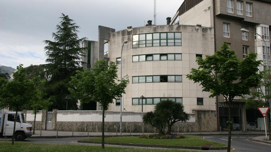 Se le clavan cristales después de robar en una oficina de seguros de Amorebieta