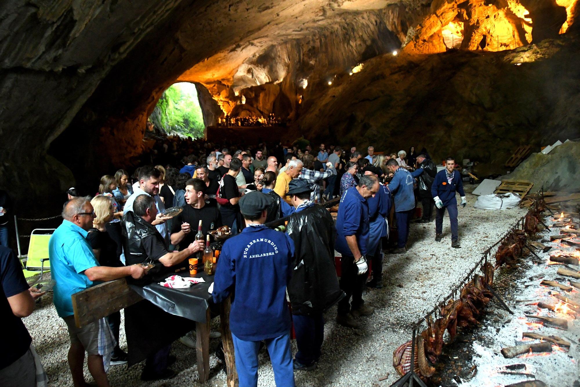 800 personas disfrutan un año más del zikiro rey en Navarra, el Zikiro de Zugarramurdi