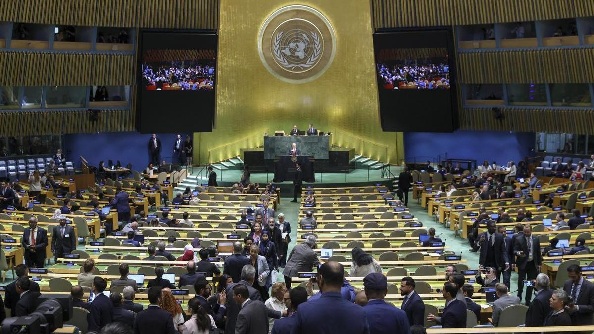 Miembros de la Asamblea General de la ONU abandonan la sala durante la intervención de Netanyahu.