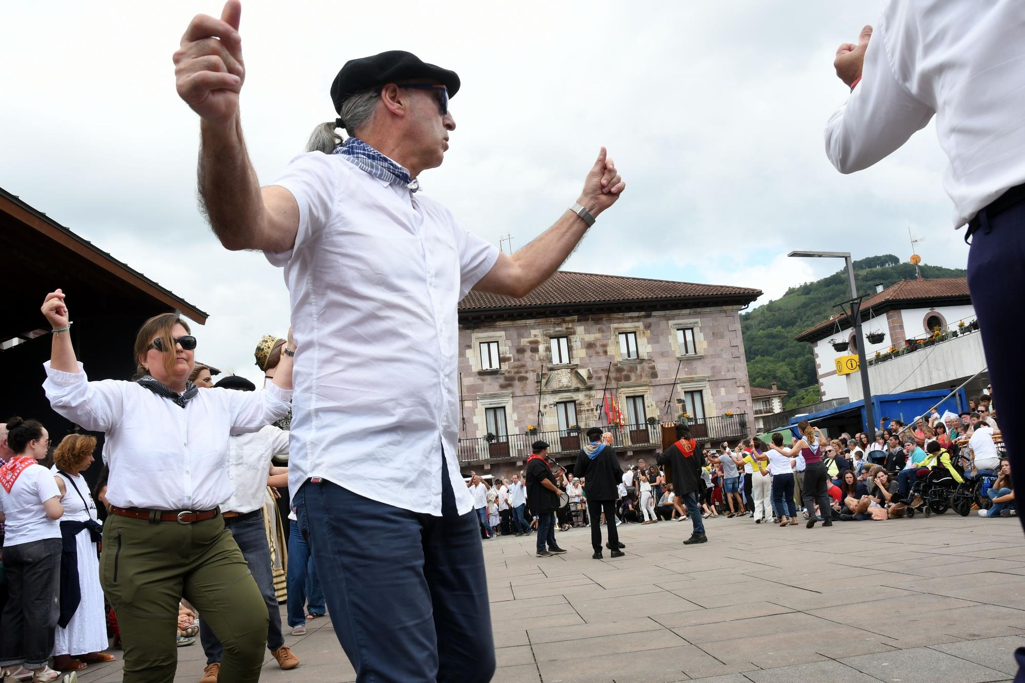 Elizondo celebra su día grande con bailes de gigantes y mutildantzak