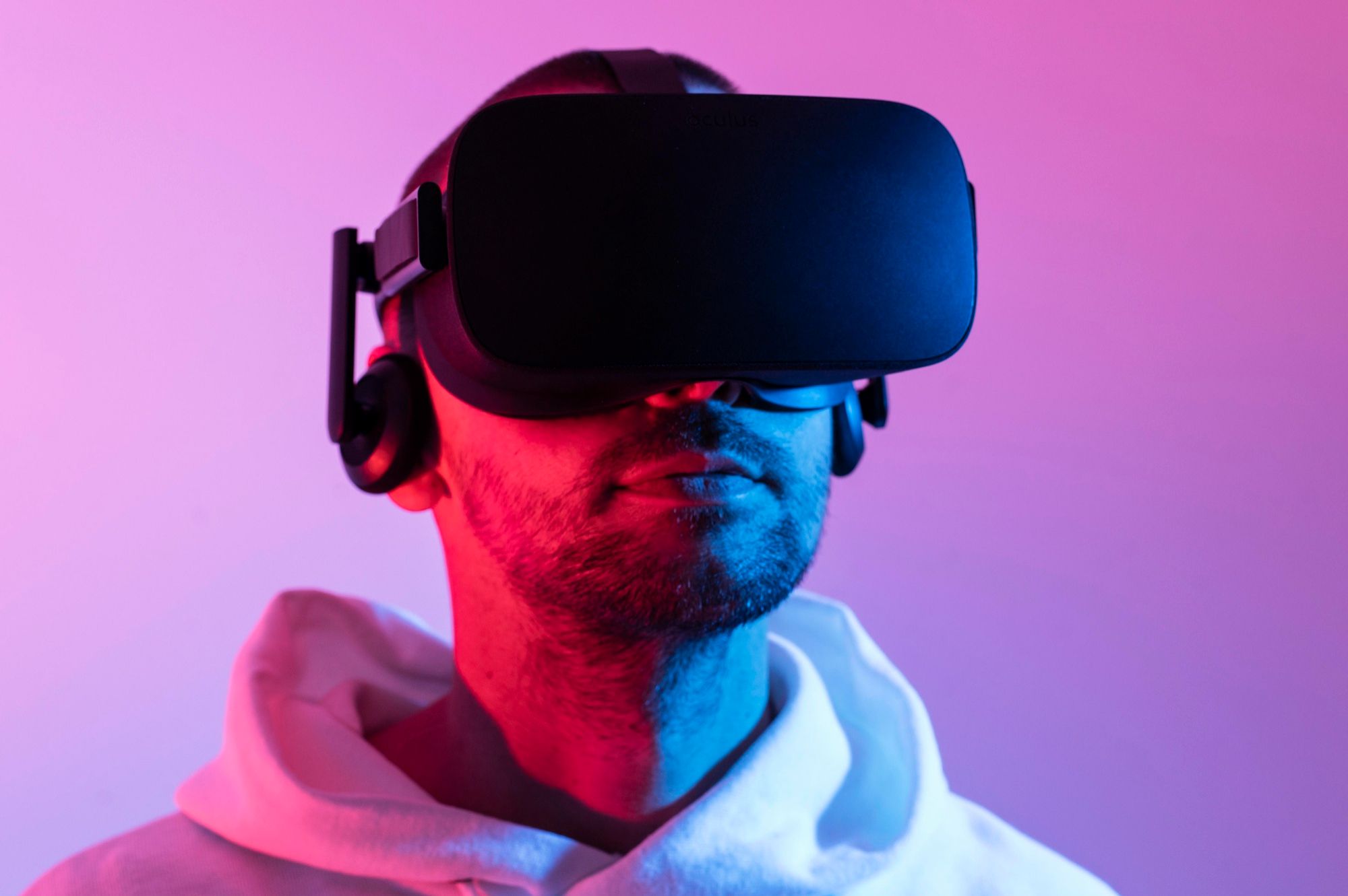 Un hombre con gafas de realidad virtual.