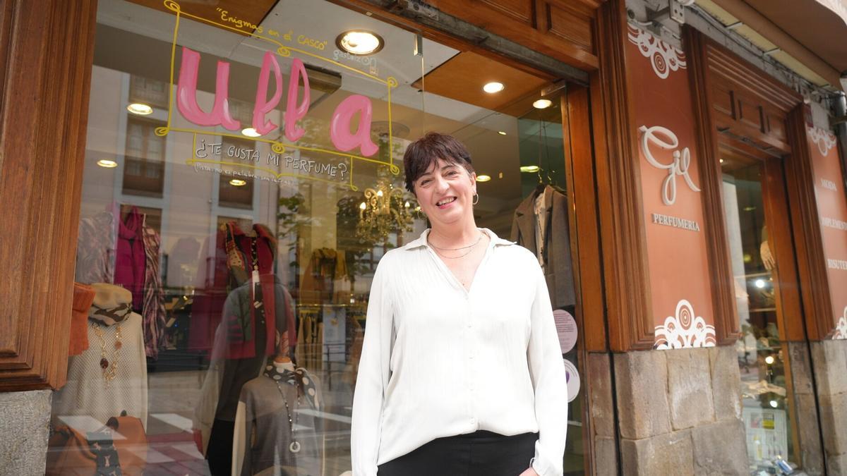 Nuria Pascual, frente al enigma de su escaparate de Perfumerías Gil, que pregunta &quot;¿Te gusta mi perfume?&quot;