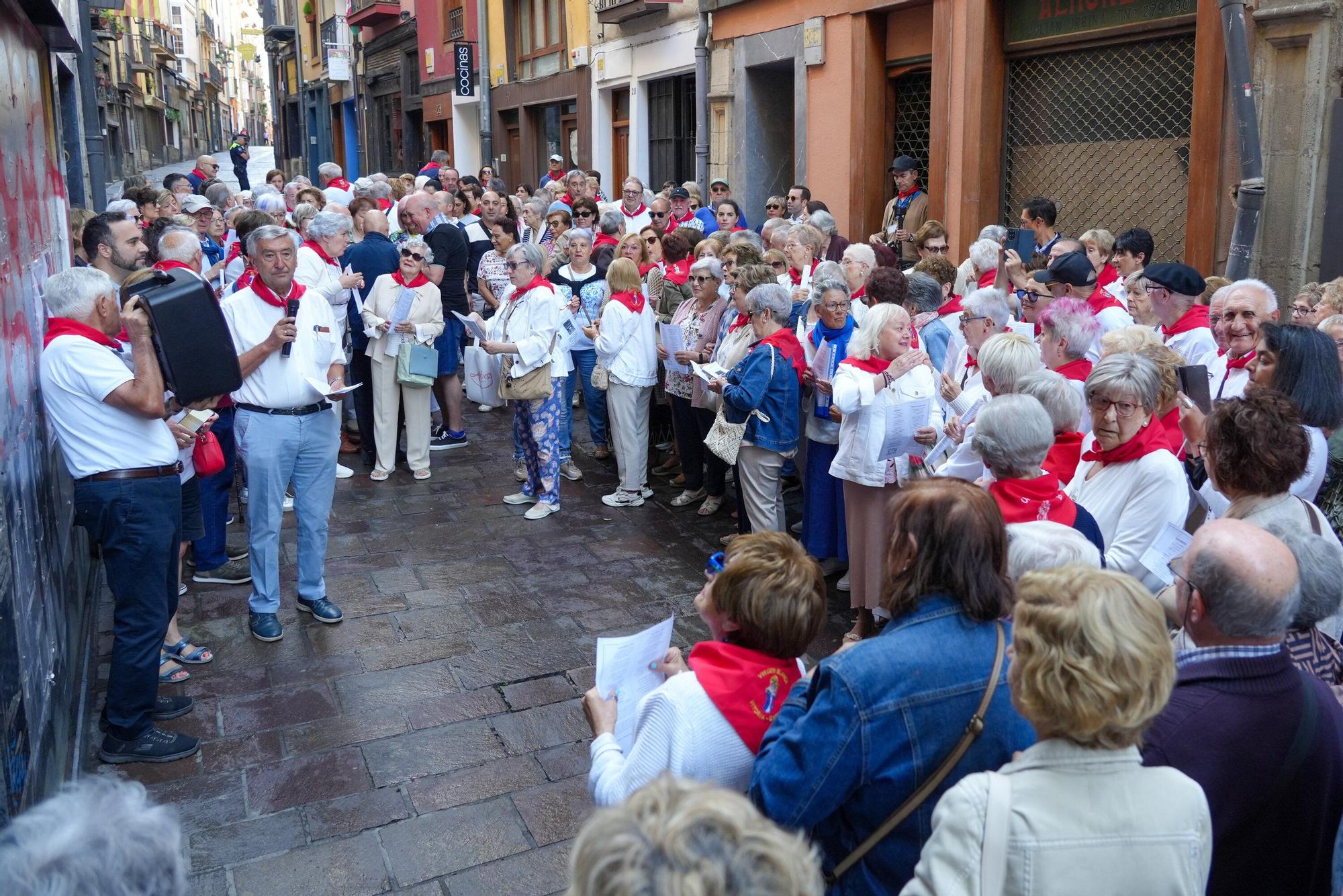 En imágenes: Los auroros despiertan a Vitoria con sus canciones