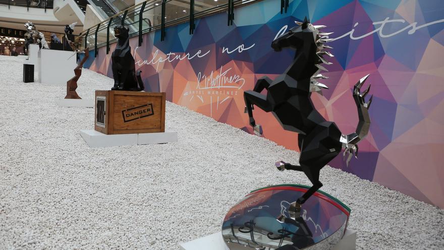 Ányel Martínez, ‘el escultor del acero’, expone sus obras en el centro comercial La Morea