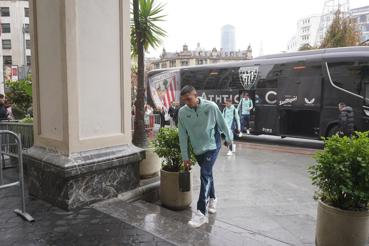 Los jugadores del Athletic llegan al hotel de concentración