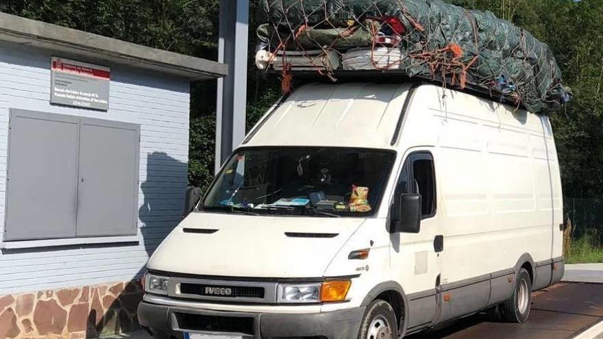 Inmovilizada una furgoneta, que realizaba transporte particular desde