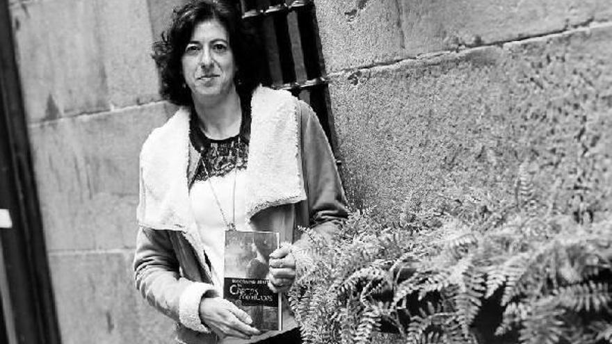 Begoña Pro, con su libro ayer en la calle Comedias de Pamplona.