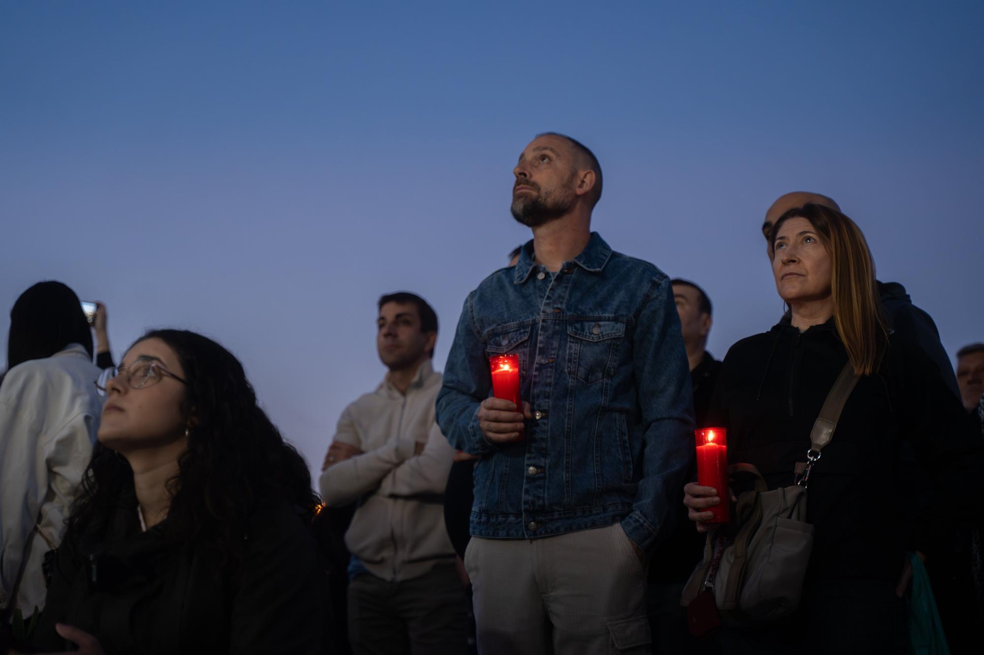 En imágenes: Decenas de velas en la rambla del Poyo homenajean a los fallecidos en la dana
