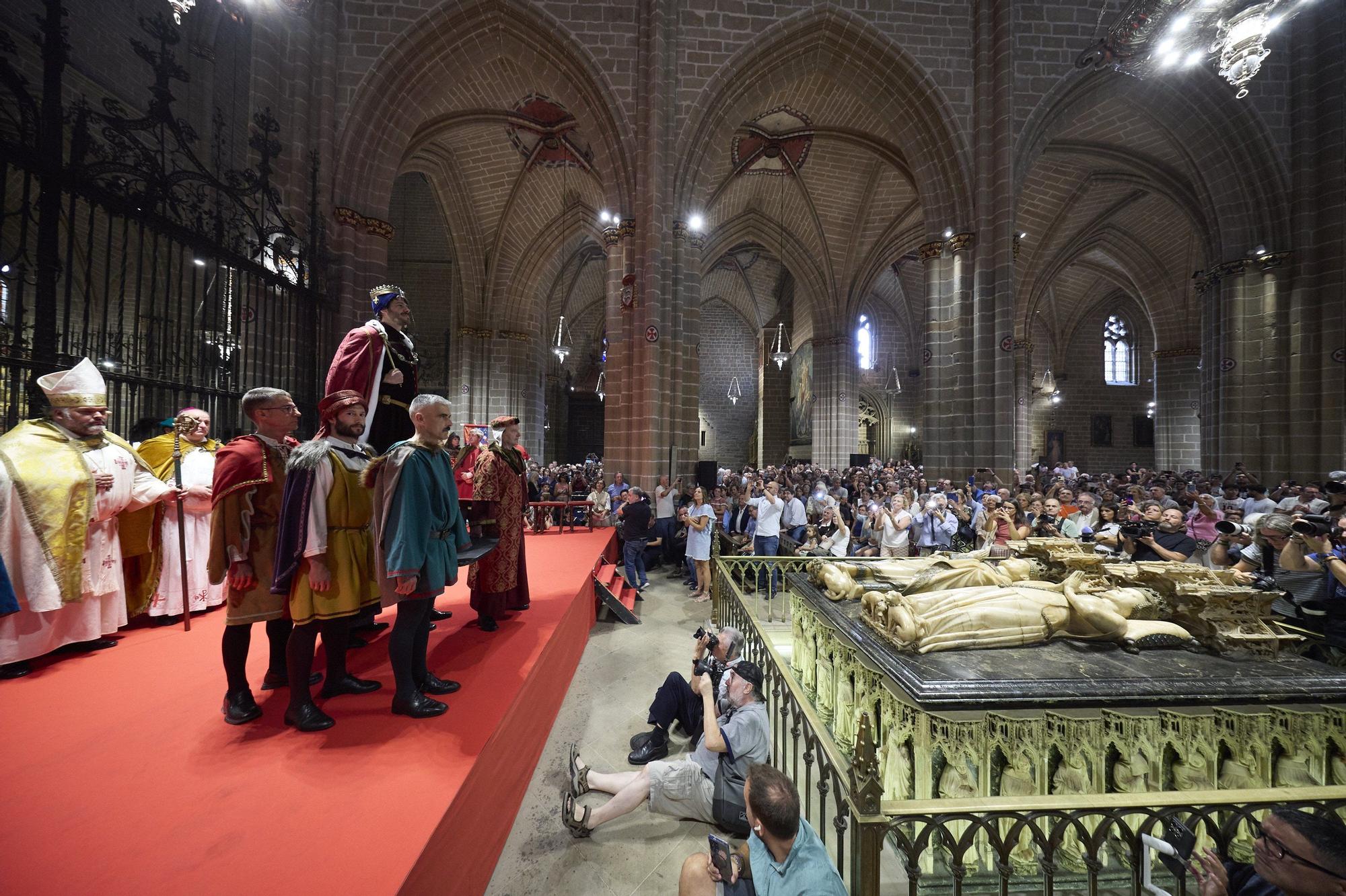 Fotos de la ceremonia de coronación de Carlos III, rey que unificó los tres burgos de Pamplona