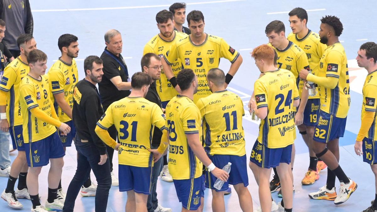 Los jugadores del Irudek Bidasoa Irun, en el partido ante el Guadalajara en Artaleku
