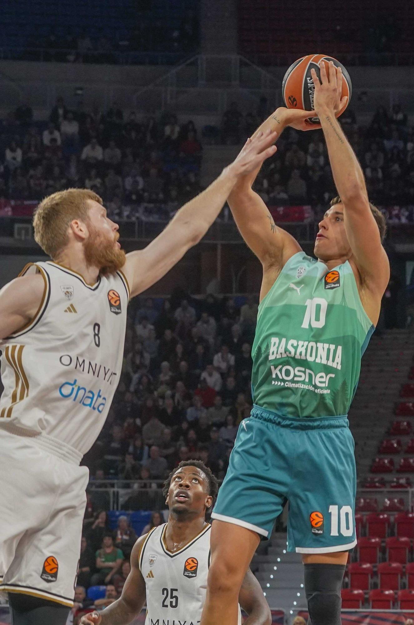 Todas las imágenes del Baskonia - Dubái (92-85)