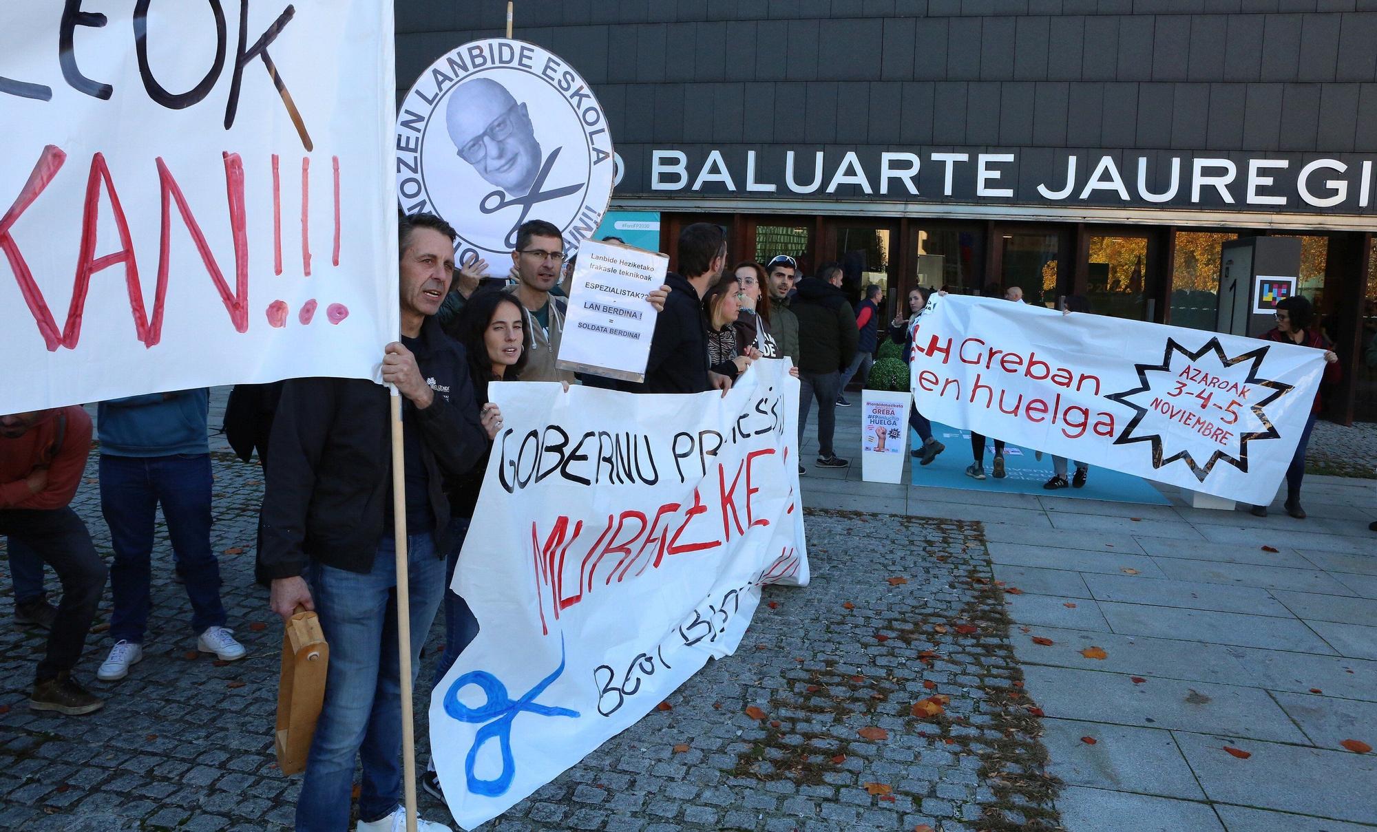 FOTOS | Momentos de tensión en la concentración de docentes de FP ante el Foro del Baluarte