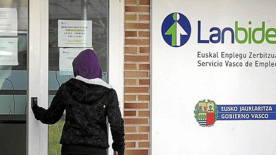 Una persona accede a una oficina de empleo de Lanbide.  | FOTO: RUBEN PLAZA