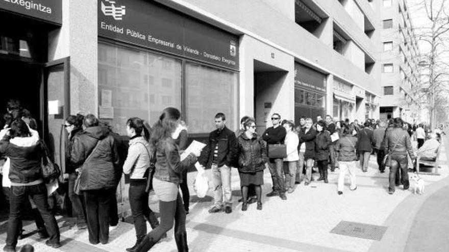Colas en las oficinas de Etxegintza ante el próximo sorteo de VPO