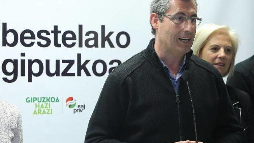 El candidato del PNV a diputado general, Markel Olano, en un acto ayer en Tolosa.