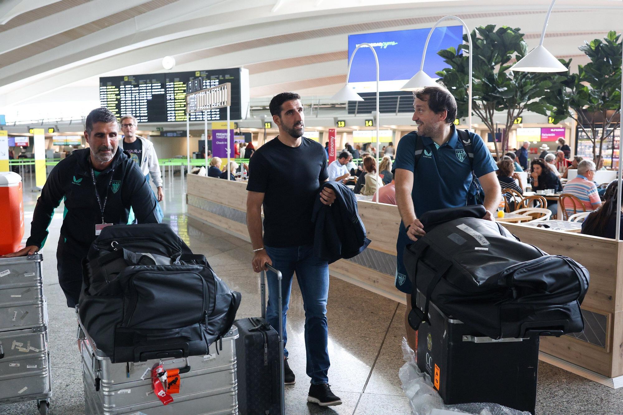 Aficionados del Athletic en el aeropuerto de Bilbao antes de viajar a Dortmund
