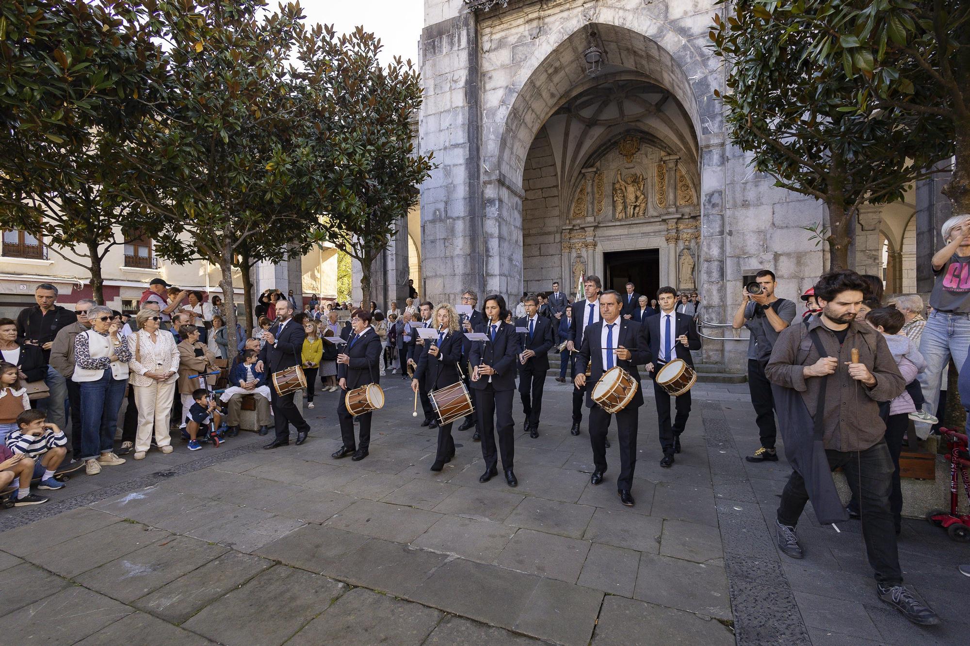 Elgoibar baila al ritmo de las espadas de la celebración de la Virgen del Rosario