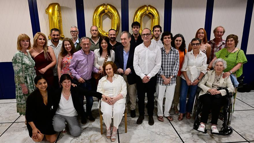La conmovedora historia de una centenaria bilbaina: de niña de la guerra a la alegría de soplar las velas