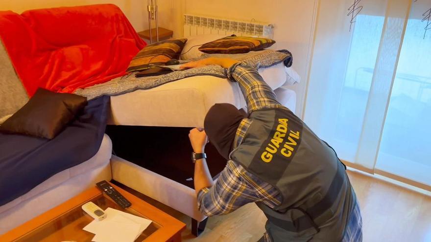 Un agente de Guardia Civil, durante las pesquisas.