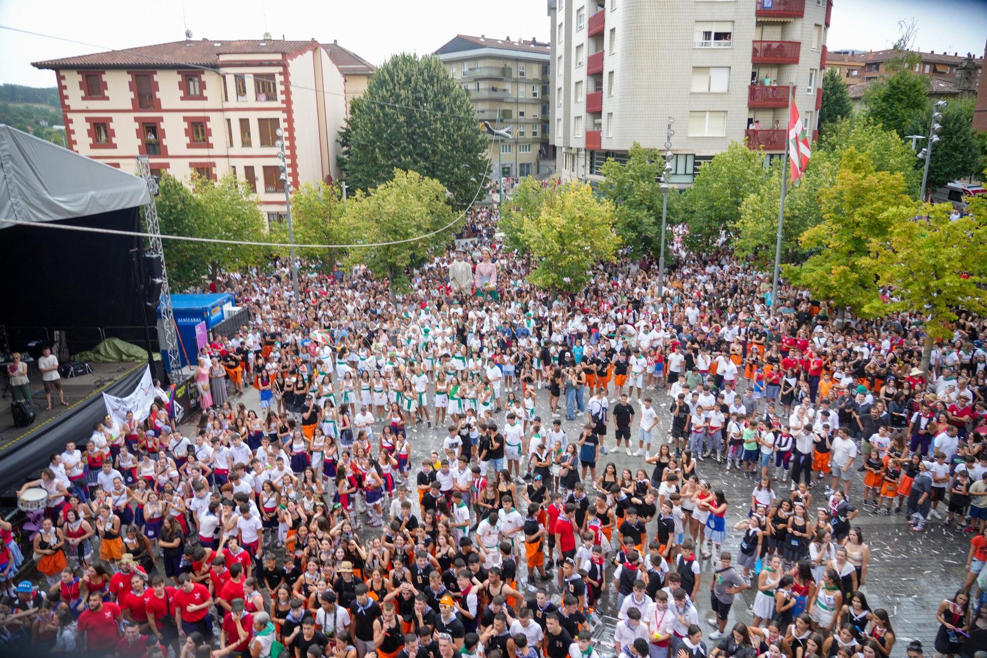 En imágenes: La bajada de Iguarrako enciende la fiesta en Amurrio