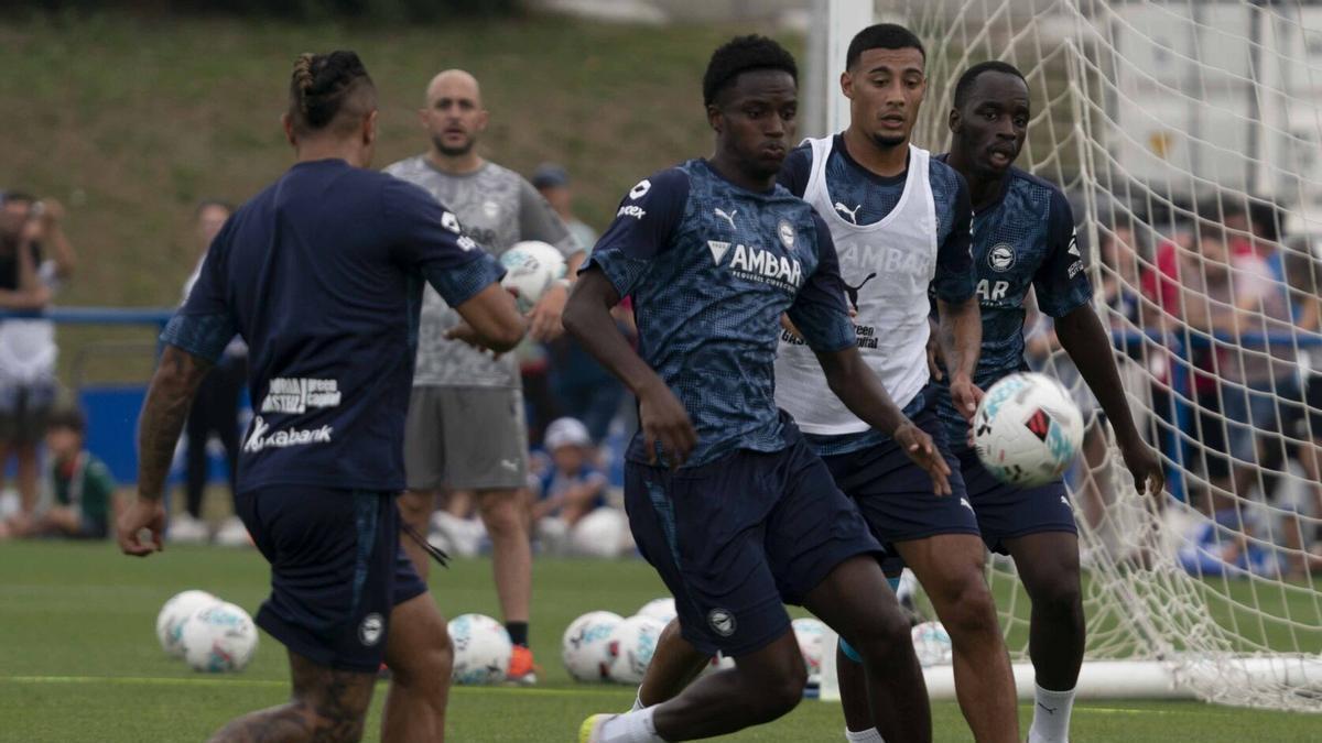Selu Diallo, en un entrenamiento del Alavés junto a Benavídez, Diarra y Mariano