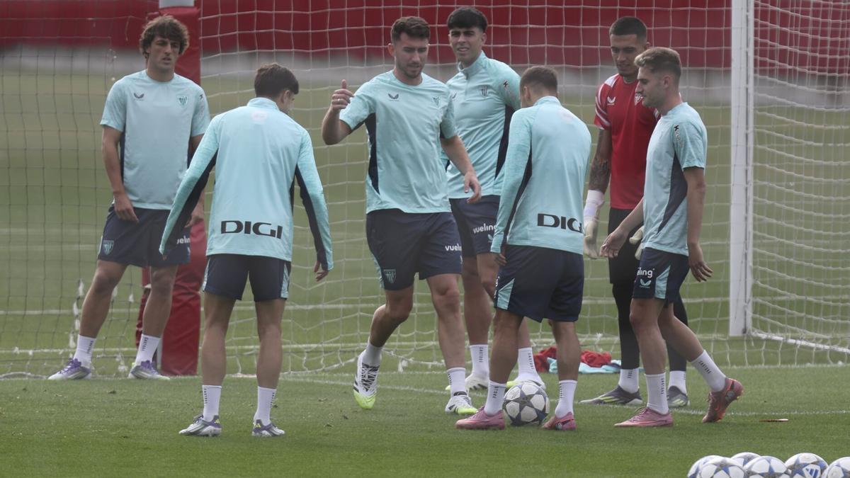 Laporte, con varios compañeros durante un entrenamiento en Lezama. Laporte, con varios compañeros durante un entrenamiento en Lezama.