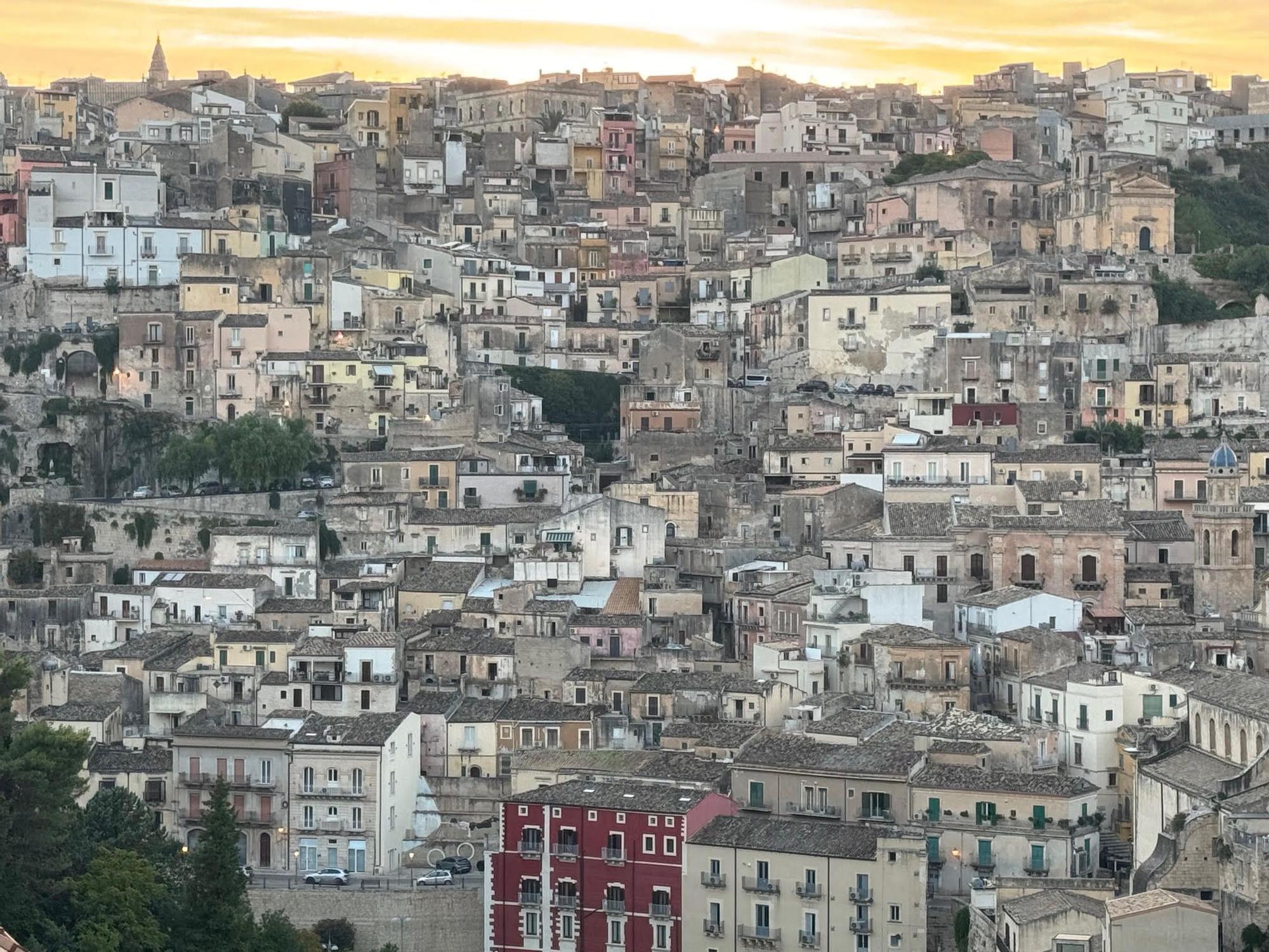 Vista de la abigarrada ladera de viviendas del pueblo siciliano.