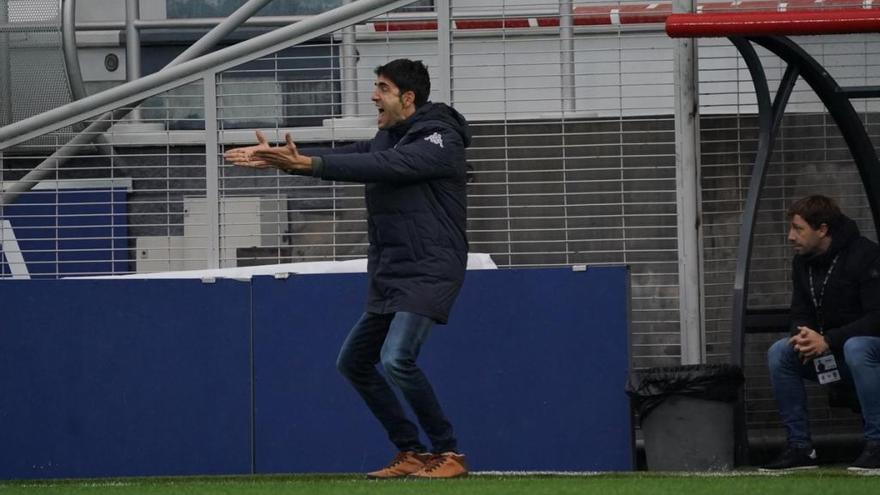 El técnico del Amorebieta, Iñigo Vélez de Mendizabal, da instrucciones a sus jugadores durante el partido.