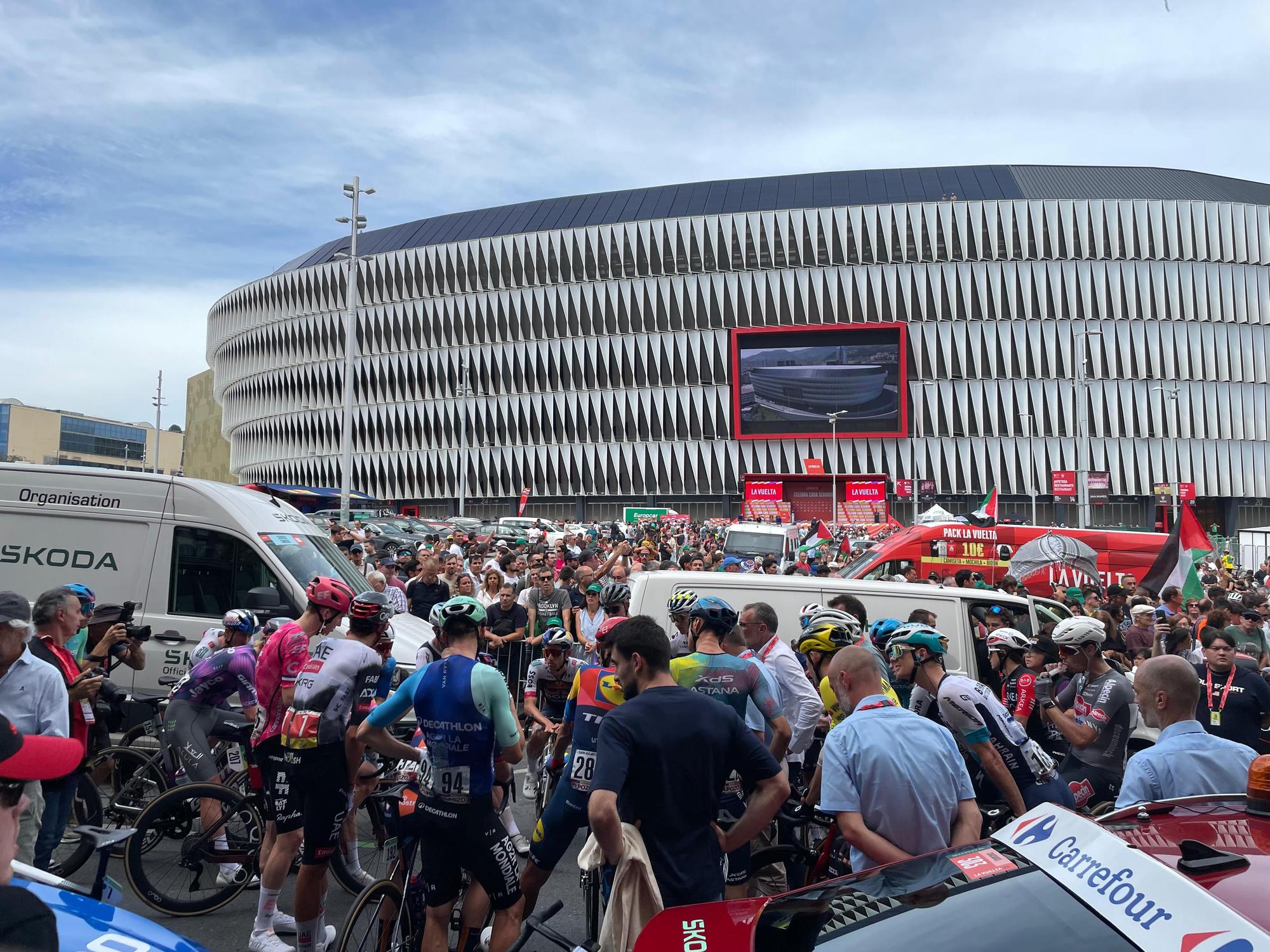 La Vuelta llega a Bizkaia: las imágenes del montaje en Bilbao