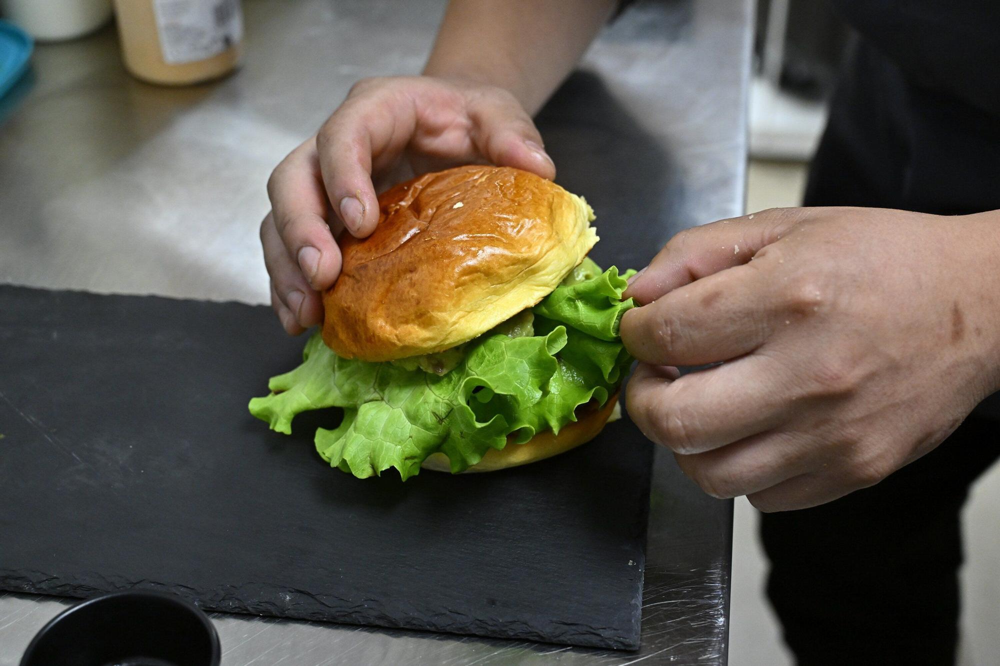 Coronando la hamburguesa.jpg