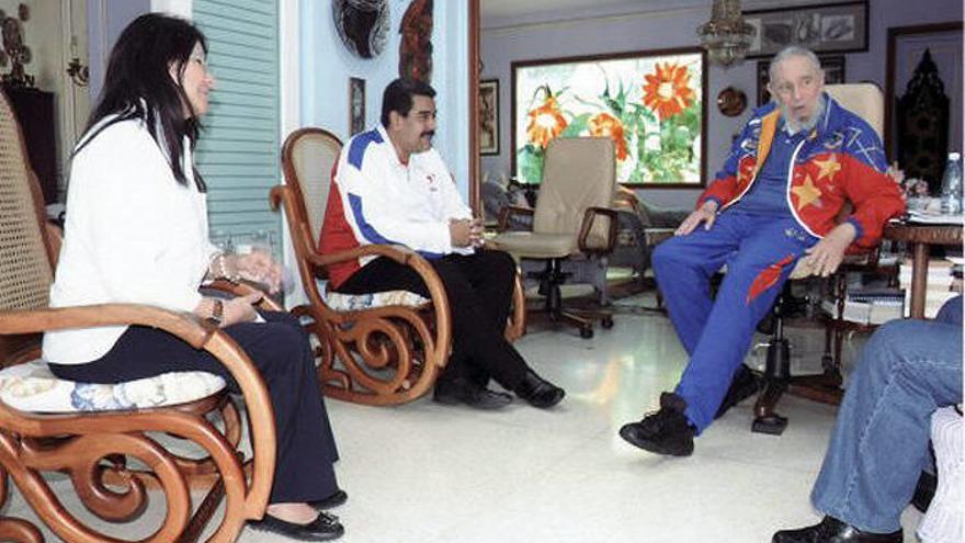 Fotografía cedida por el sitio oficial Cubadebate de la reunión entre el líder cubano Fidel Castro (d) y el presidente de Venezuela, Nicolás Maduro (c)
