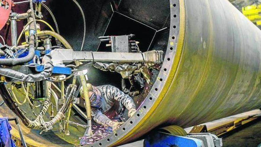 Un operario realiza sus funciones en una fábrica de turbinas eólicas.