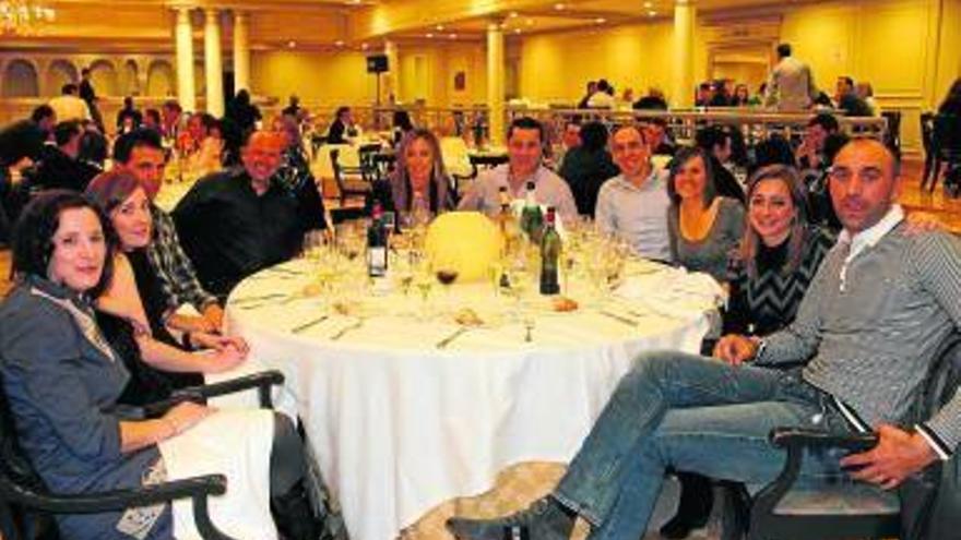 Grupo de parejas en la cena de San Valentín.