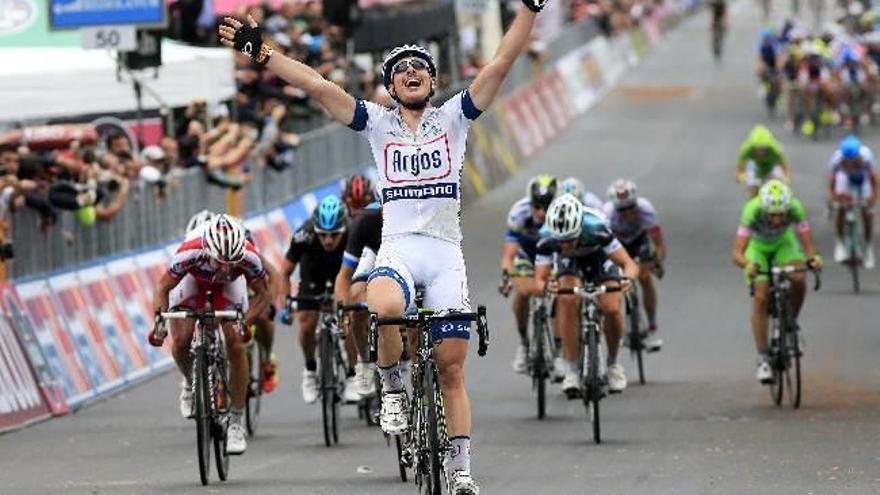Degenkolb se salva de una caída y se estrena en el Giro, Paolini sigue líder
