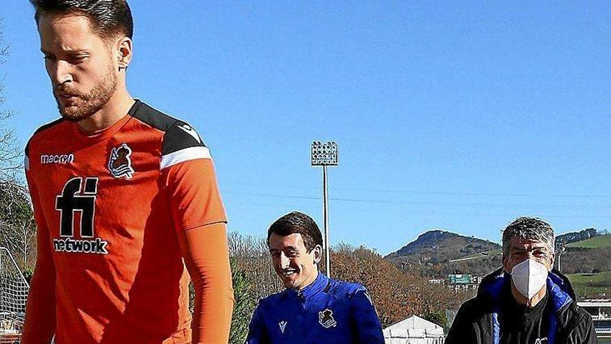 Remiro, Oyarzabal e Imanol Alguacil suben la cuesta de acceso al campo Z2  para entrenarse.