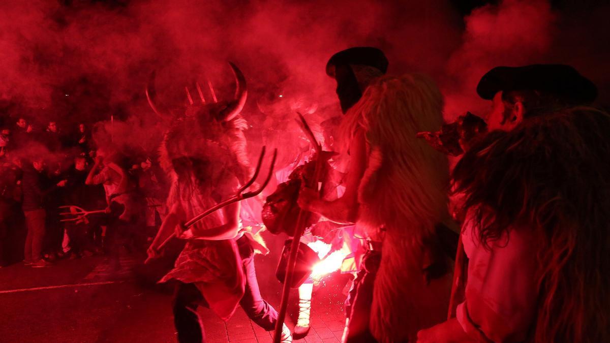 La salida de los momotxorros fue en estampida, salvaje e hipnótica.