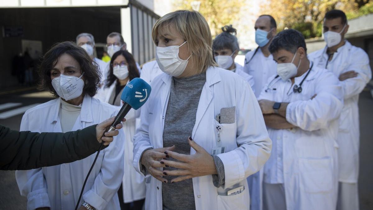 Las responsables del servicio de Urgencias y de Anestesiología del hospital Donostia, Arantza Agulli  y Nuria González atienden a los medios de comunicación