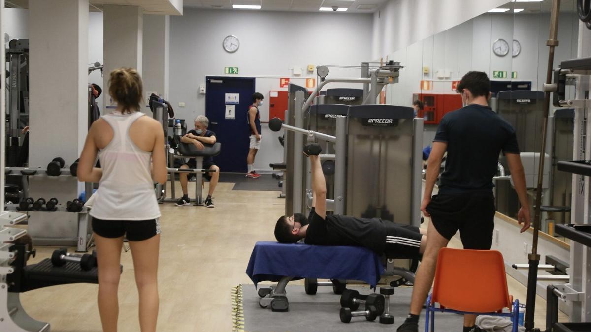 Varias personas practican deporte en un polideportivo municipal